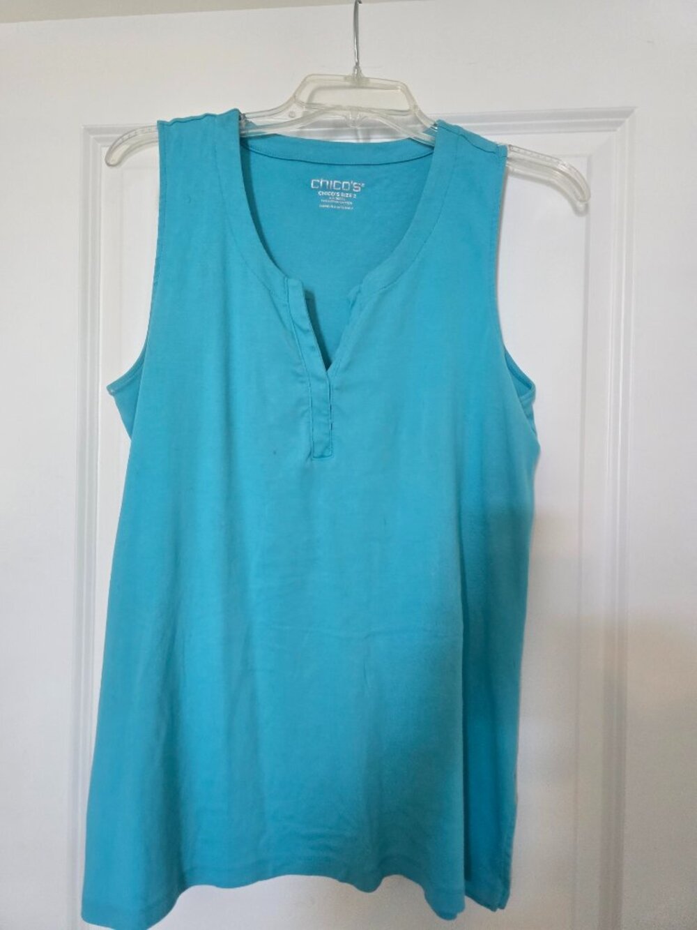 Chico's lady's sleeveless v=neck top